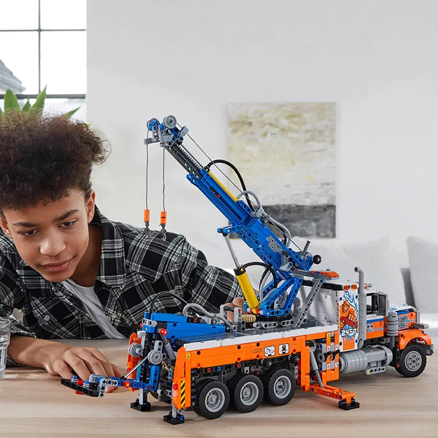 Heavy-Duty Tow Truck with Crane Q6858