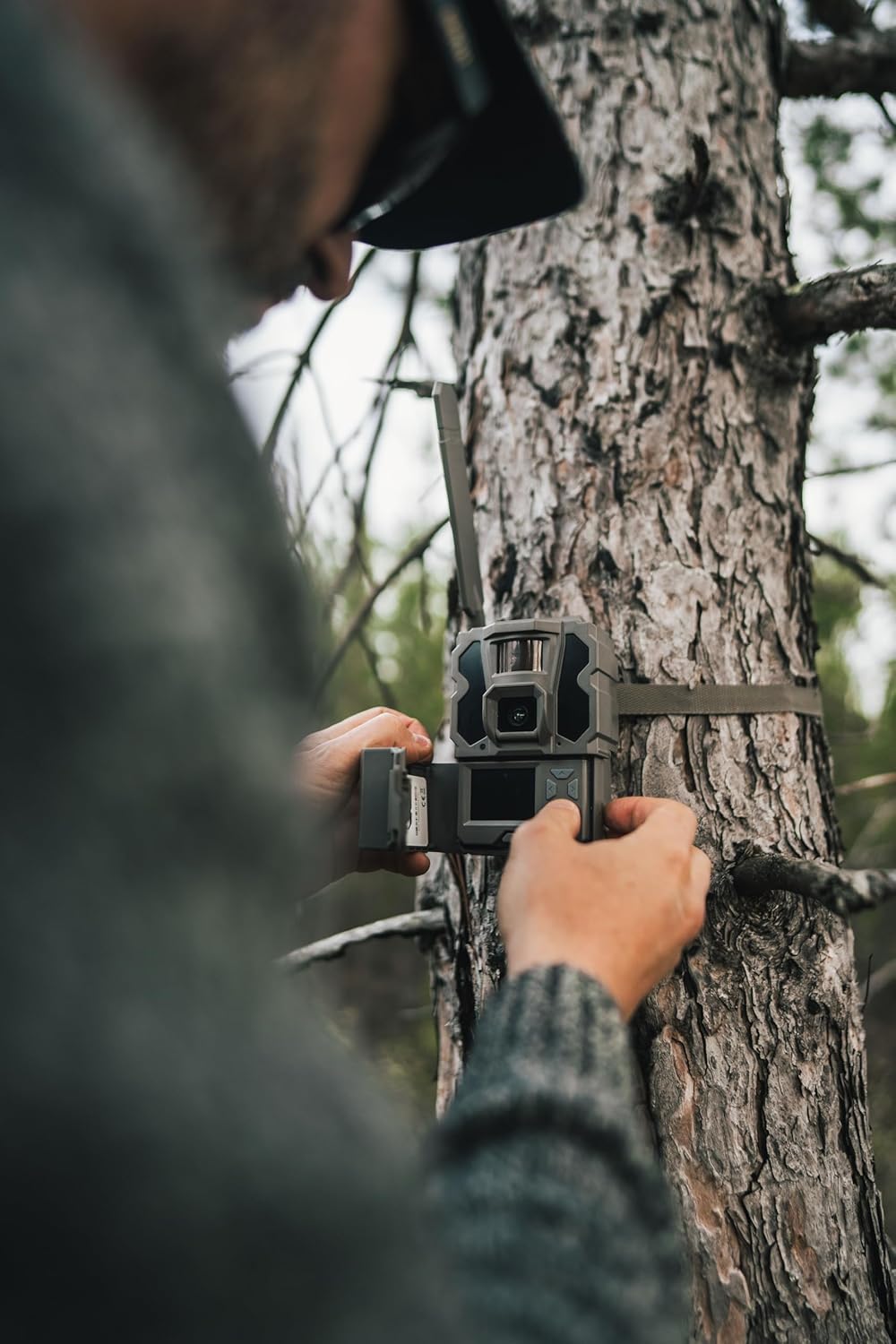 Cellular Trail Camera with Solar Panel and 32GB SD Card A887661